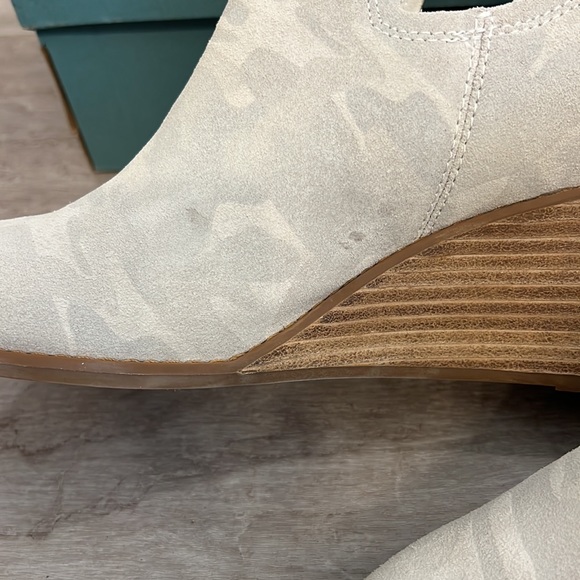 TOMS Kallie Egret Camo Printed Suede Wedge Ankle Boots 12 - Picture 9 of 10